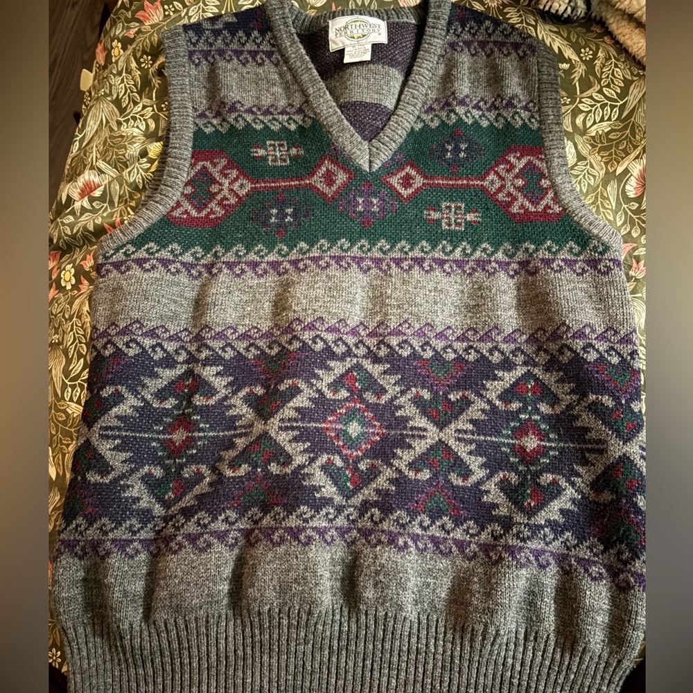 Vintage-Inspired Gray Patterned V-Neck Sweater Vest